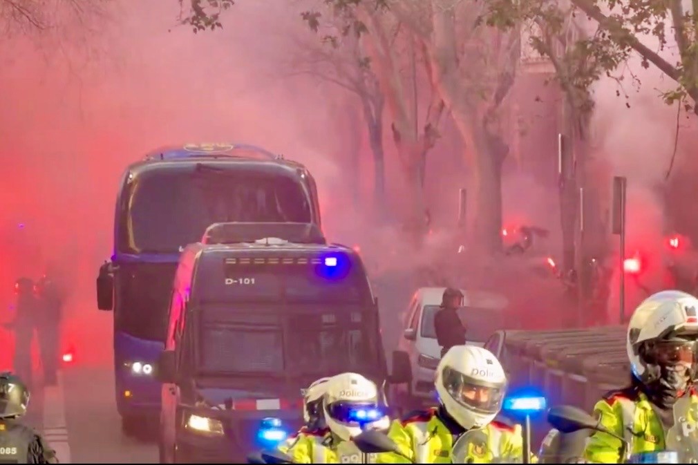 Násilí na stadionech ničí sport. Barcelona ukázala odvrácenou tvář