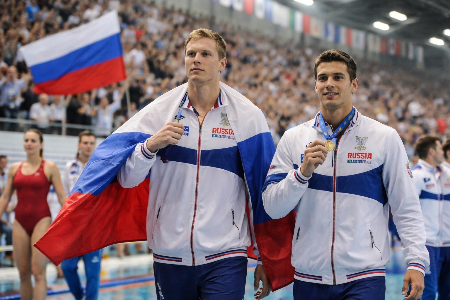 Ruští plavci zpět s vlajkou. Spor o roli politiky